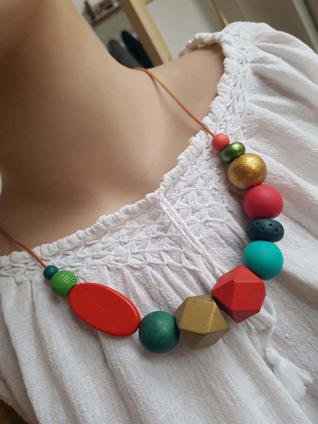 Cadou Craciun Colier fashion Colier geometric margele verzi rosii colier statement colier trendy modern colier colorat - crăciun - cadouri de moș crăciun - cadouri de moș crăciun - Artynos.ro