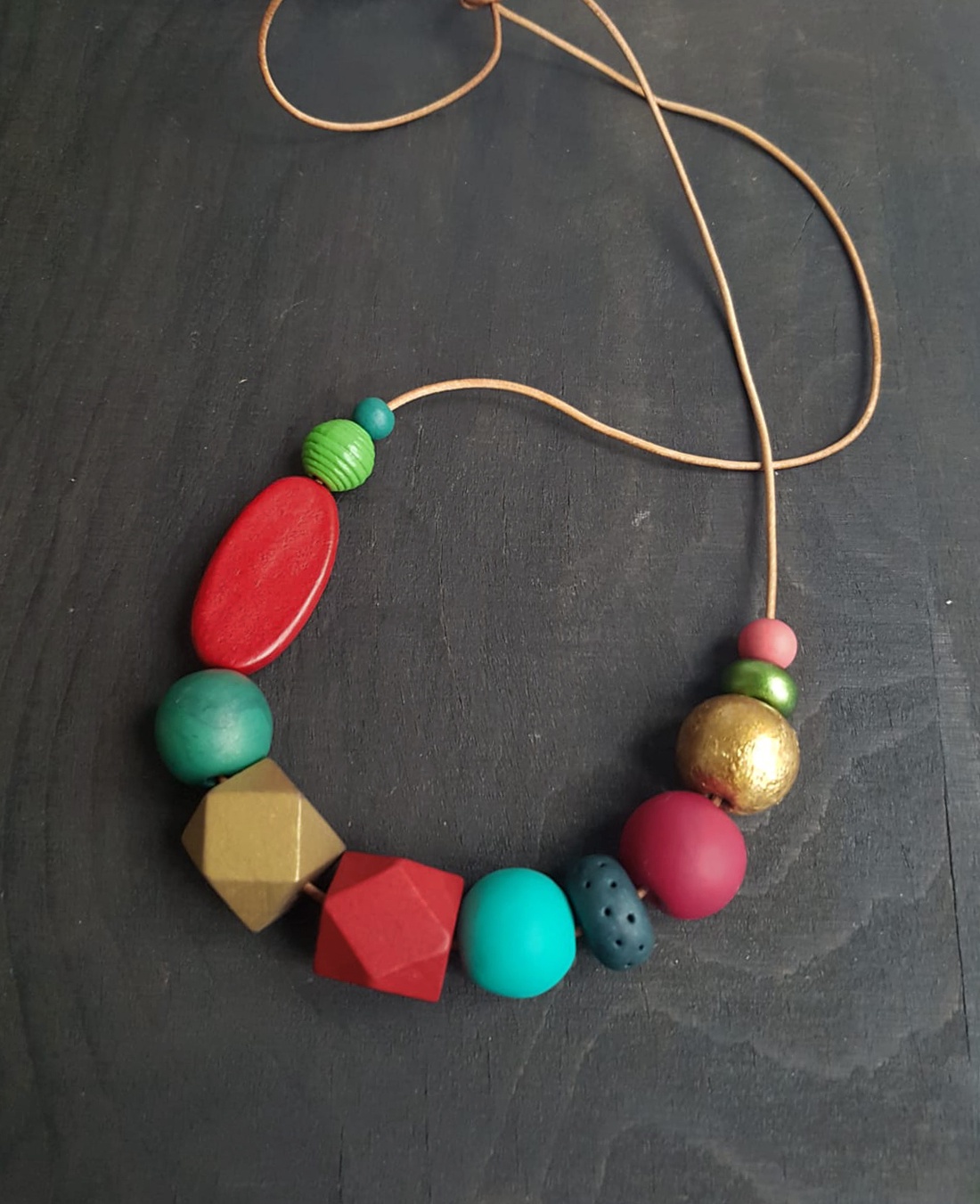 Cadou Craciun Colier fashion Colier geometric margele verzi rosii colier statement colier trendy modern colier colorat - crăciun - cadouri de moș crăciun - cadouri de moș crăciun - Artynos.ro