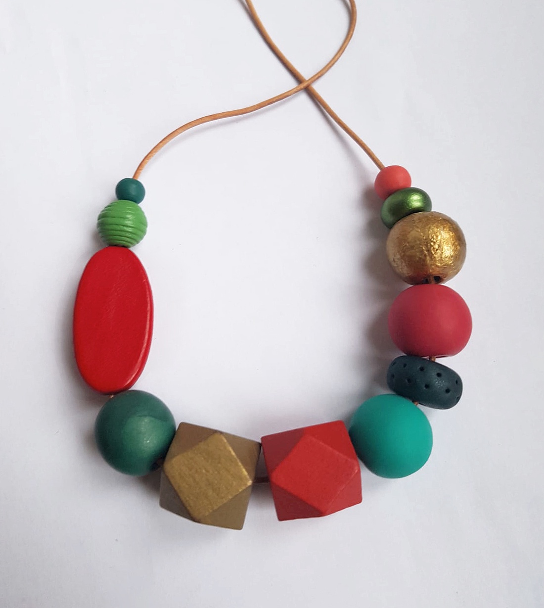 Cadou Craciun Colier fashion Colier geometric margele verzi rosii colier statement colier trendy modern colier colorat - crăciun - cadouri de moș crăciun - cadouri de moș crăciun - Artynos.ro