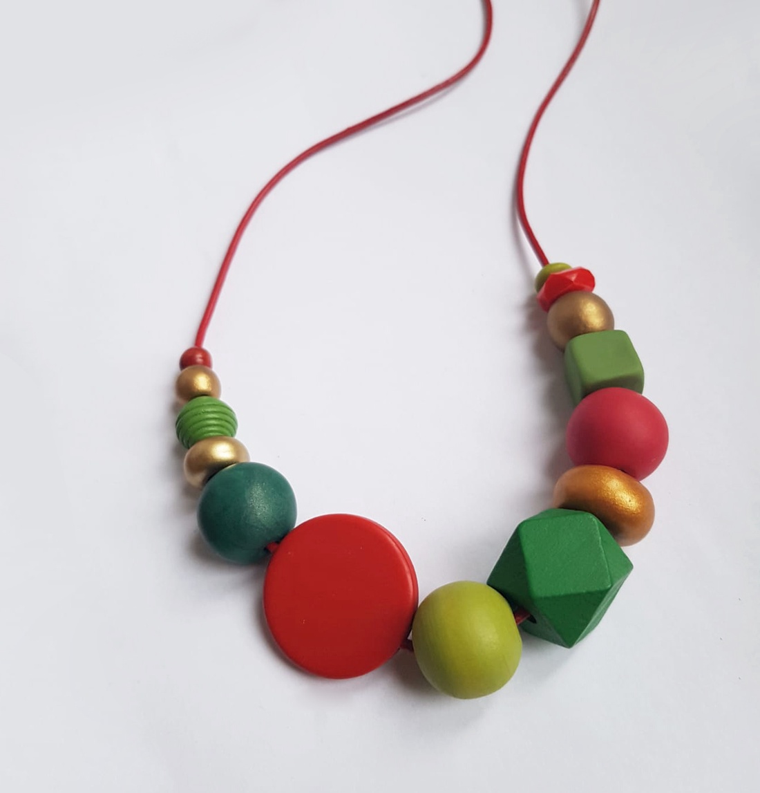 Cadou Craciun Colier fashion Colier geometric margele verzi rosii colier statement colier trendy modern colier colorat - bijuterii - coliere - coliere din mărgele - Artynos.ro