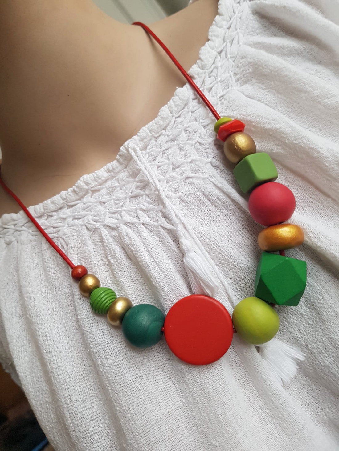 Cadou Craciun Colier fashion Colier geometric margele verzi rosii colier statement colier trendy modern colier colorat - bijuterii - coliere - coliere din mărgele - Artynos.ro