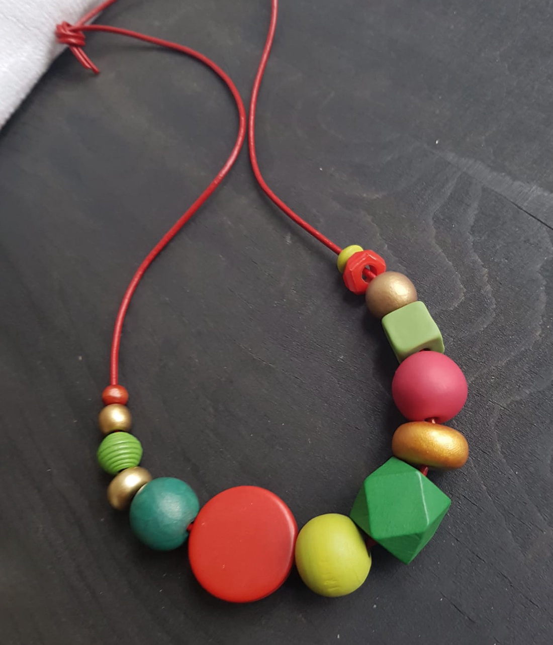 Cadou Craciun Colier fashion Colier geometric margele verzi rosii colier statement colier trendy modern colier colorat - bijuterii - coliere - coliere din mărgele - Artynos.ro