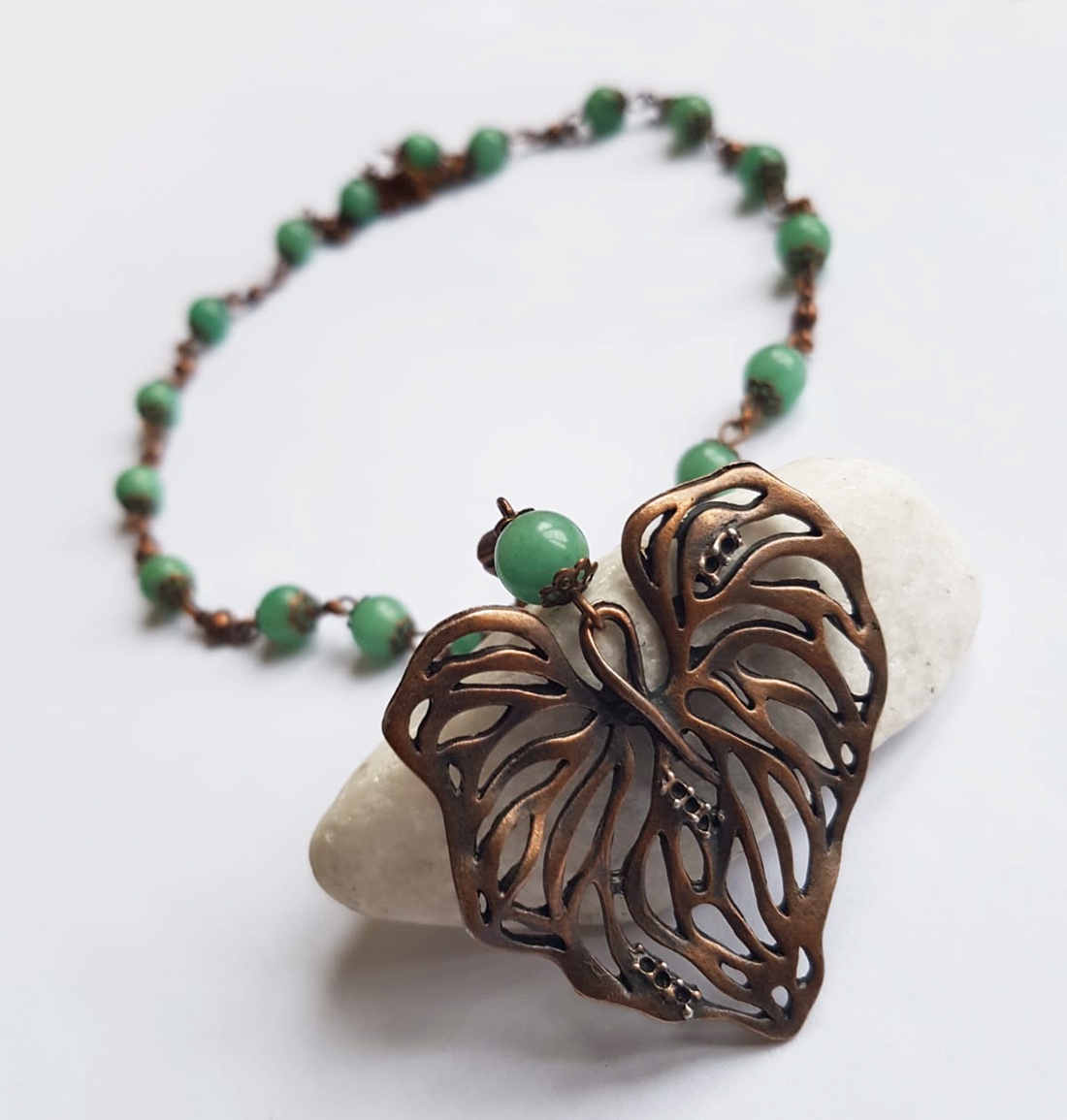 Colier lung artizanal Colier din margele semipretioase verzi Pandantiv frunza cupru colier aventurin verde colier rozar - bijuterii - coliere - coliere din pietre semiprețioase - Artynos.ro