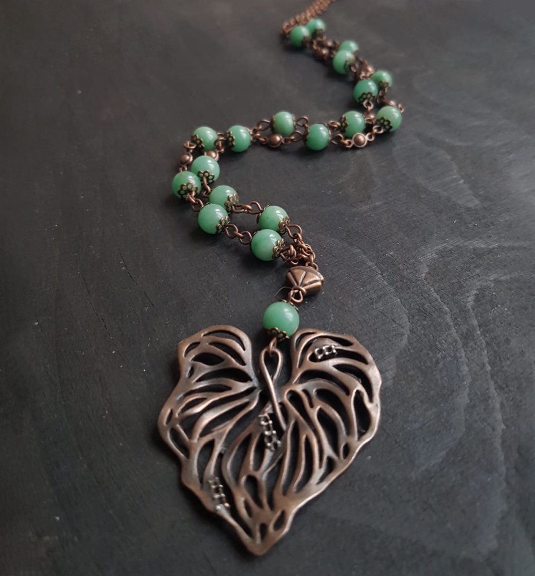 Colier lung artizanal Colier din margele semipretioase verzi Pandantiv frunza cupru colier aventurin verde colier rozar - bijuterii - coliere - coliere din pietre semiprețioase - Artynos.ro