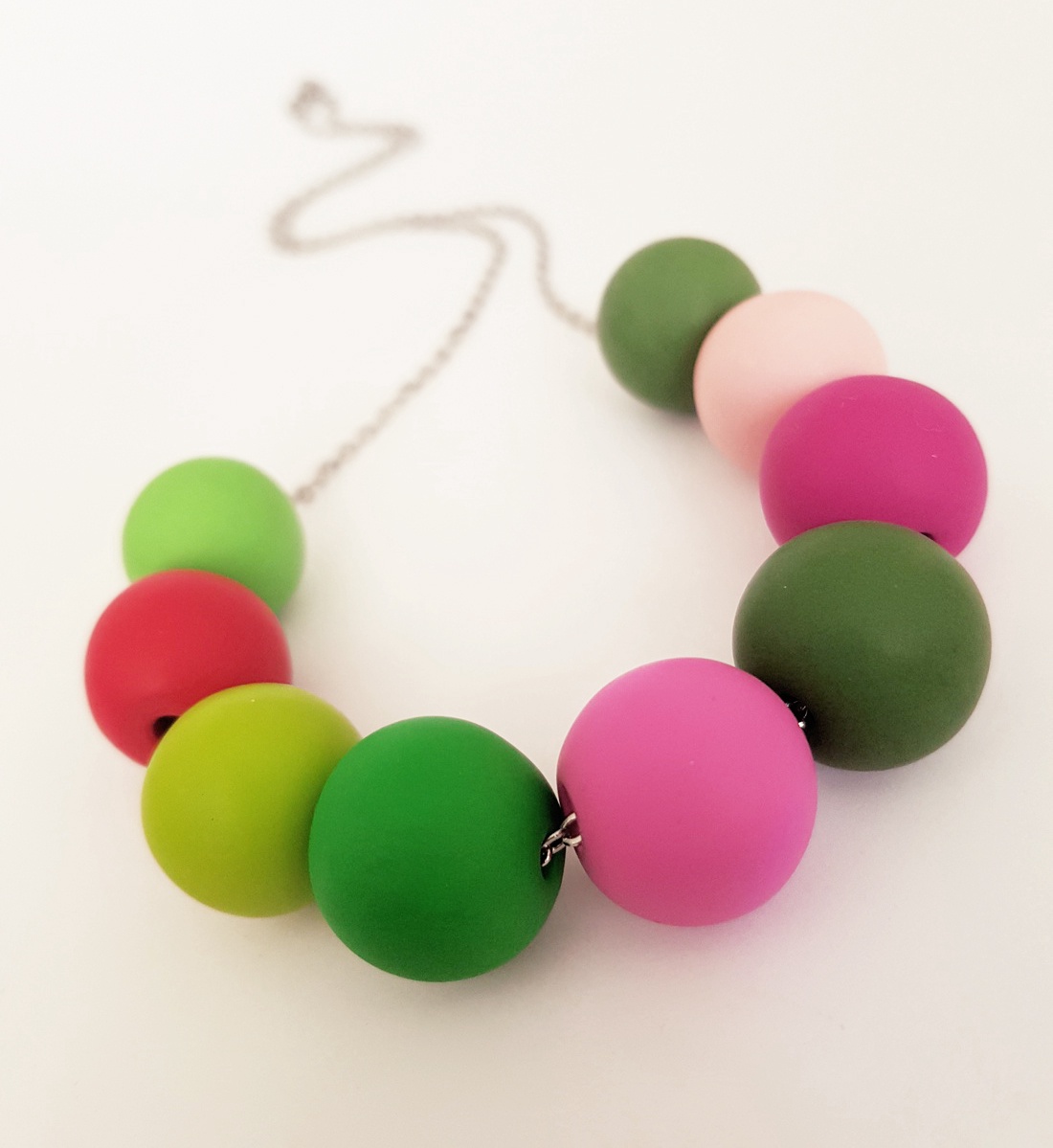 Colier asimetric verde roz colier contemporan artizanal colier statement colier geometric bijuterie moderna pentru birou - bijuterii - coliere - coliere din mărgele - Artynos.ro