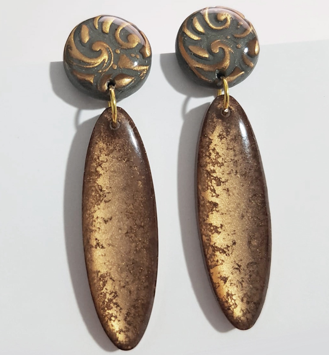 Cercei maro din rasina si fimo cercei moderni cupru, cercei drop cercei atarnatori cu tija, bijuterie contemporana - bijuterii - cercei - cercei lungi - Artynos.ro