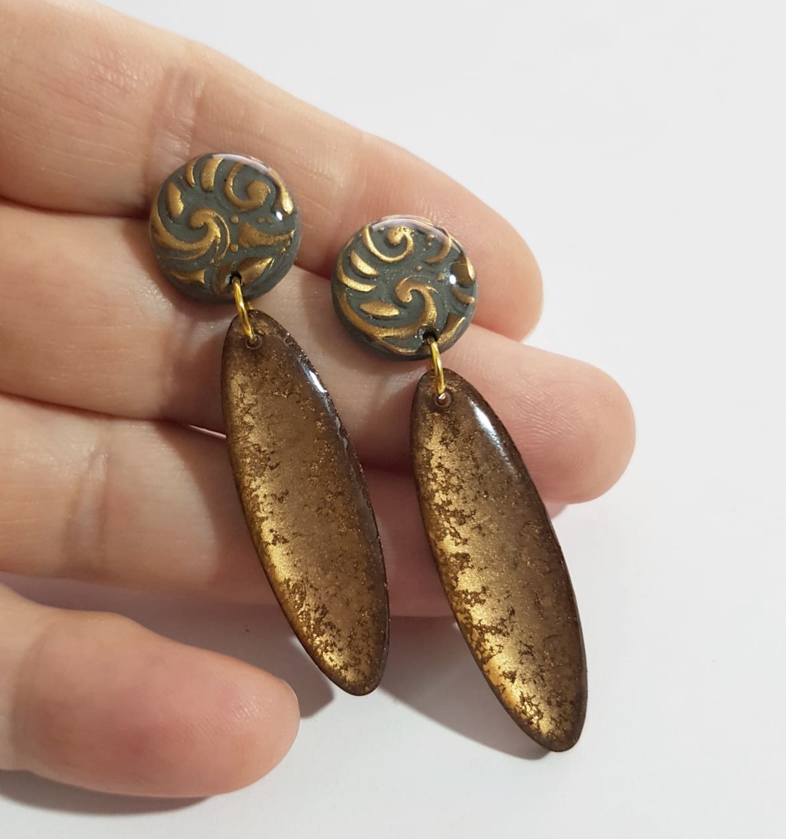 Cercei maro din rasina si fimo cercei moderni cupru, cercei drop cercei atarnatori cu tija, bijuterie contemporana - bijuterii - cercei - cercei lungi - Artynos.ro