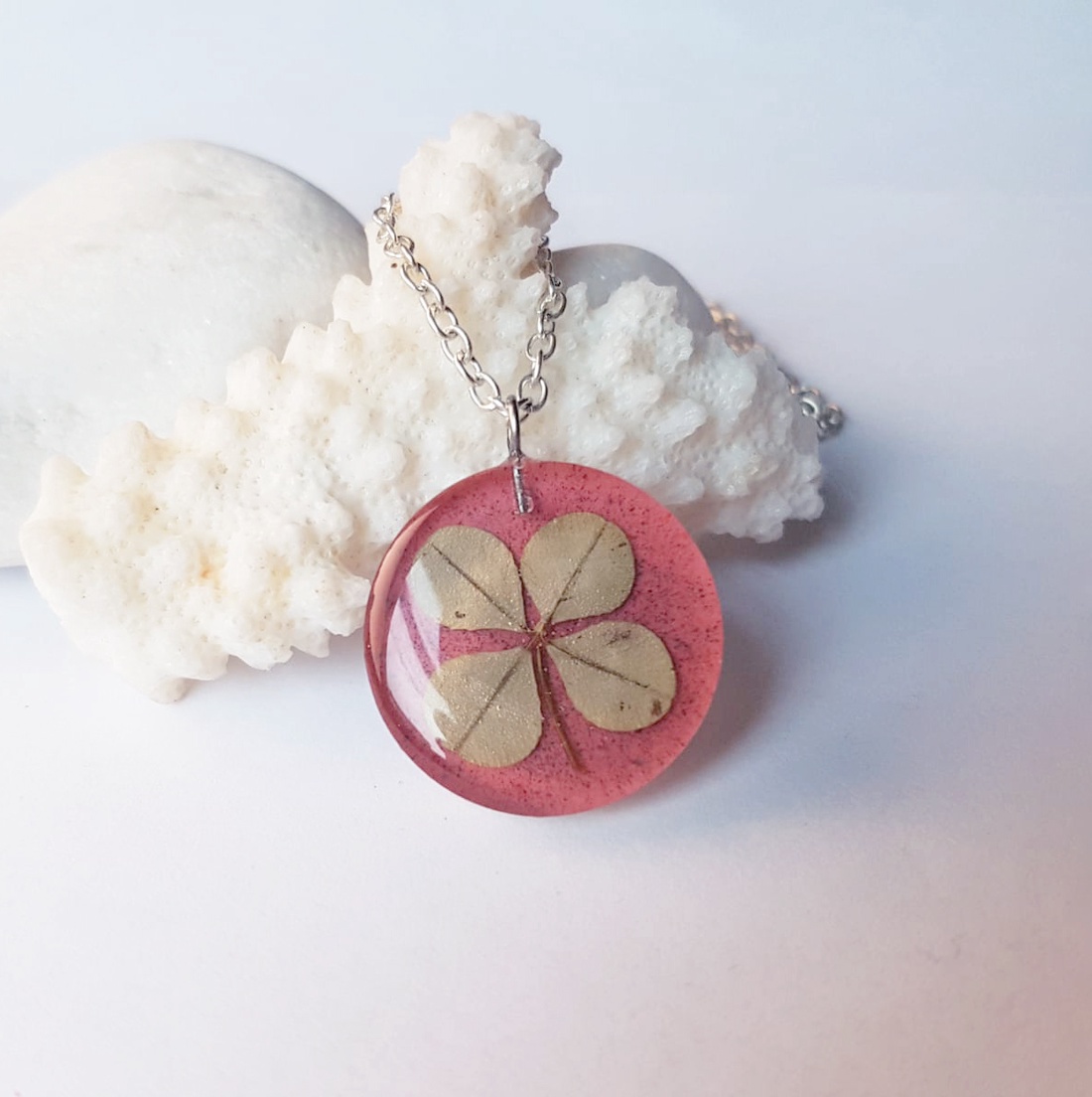 Pandantiv trifoi cu patru foi rasina Colier unicat flori naturale Pandantiv noroc cadou ziua femeii martie martisor - bijuterii - coliere - pandative - Artynos.ro