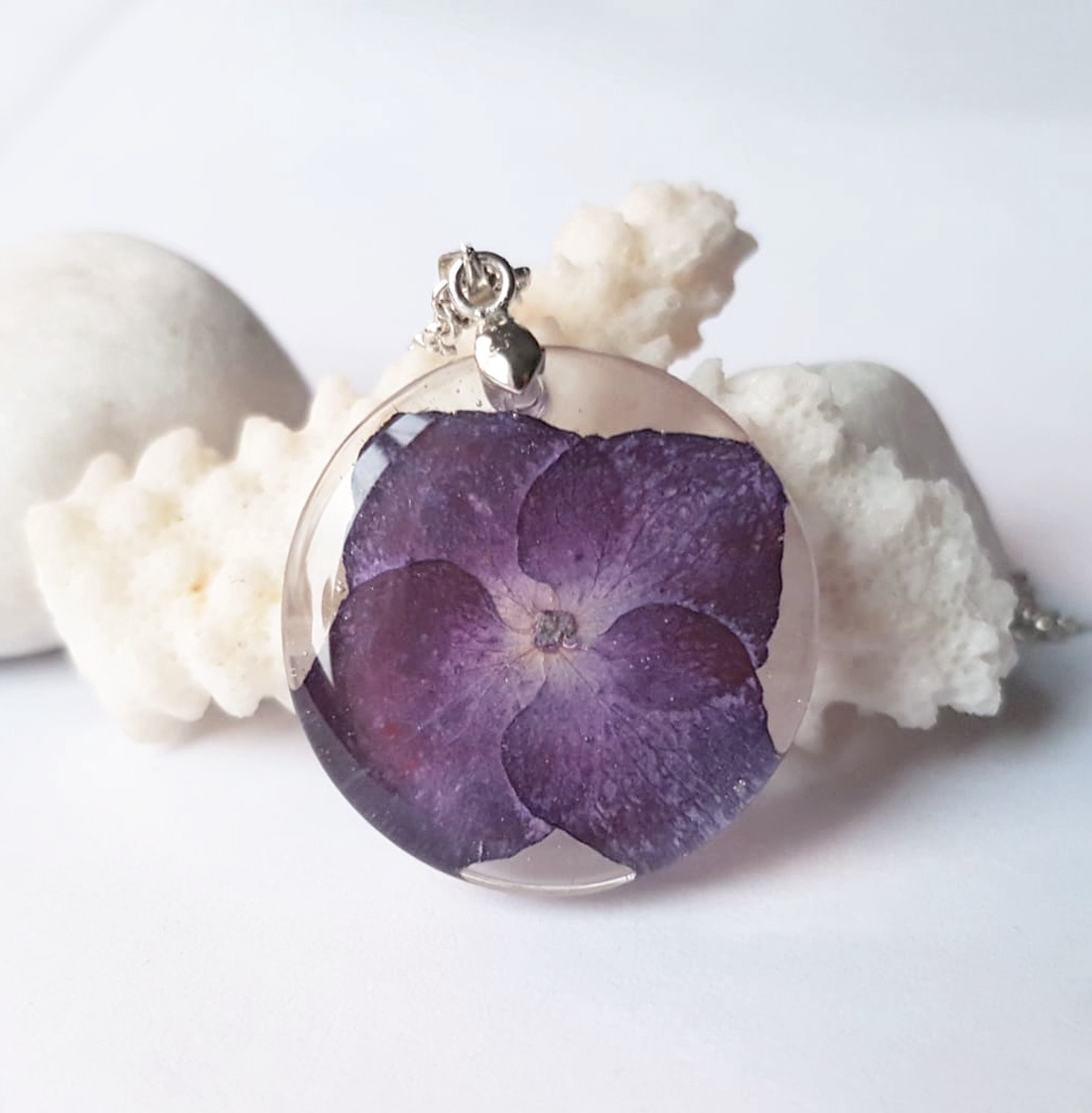 Colier unicat handmade Pandantiv hortensie pandantiv floare naturala medalion botanic cadou iubitoare flori sotie iubita - bijuterii - coliere - pandative - Artynos.ro