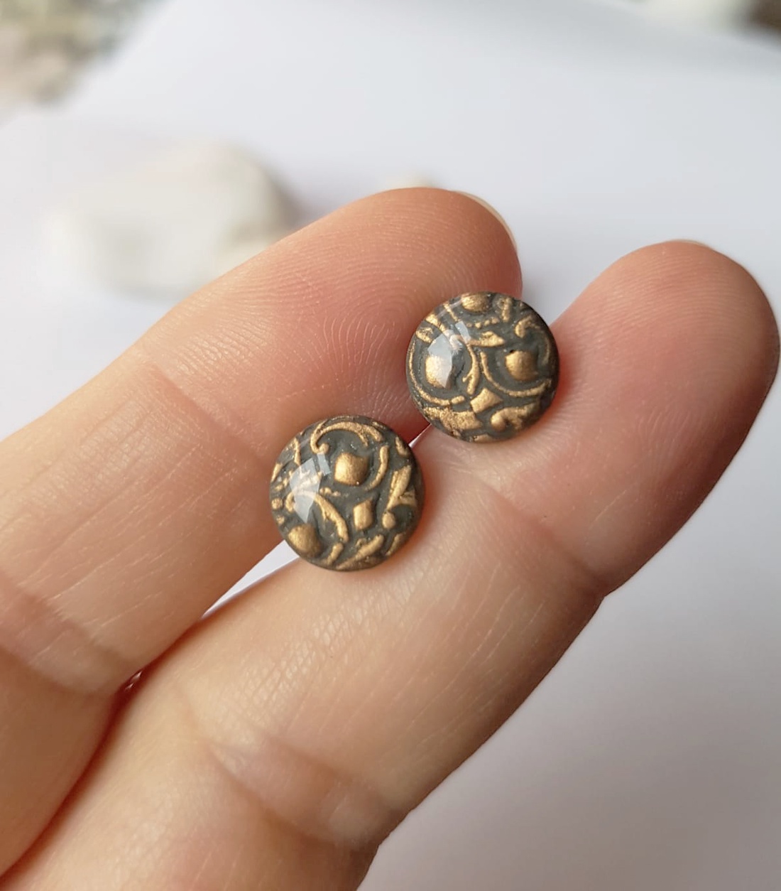 Cercei aurii cu surub cercei cu tija din fimo cercei baroci cercei minimali cadou pentru ea cadou femeie iubita prietena - bijuterii - cercei - cercei cu figurine - Artynos.ro