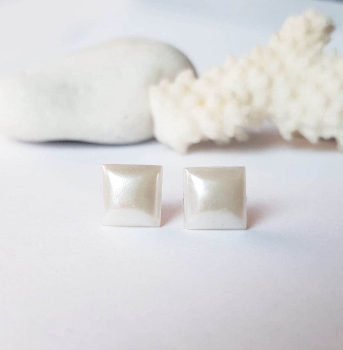 Cercei albi cercei perlati cercei cu tija cercei lobul urechii cercei minimali cercei geometrici patrati cadou craciun - bijuterii - cercei - cercei din rășină - Artynos.ro