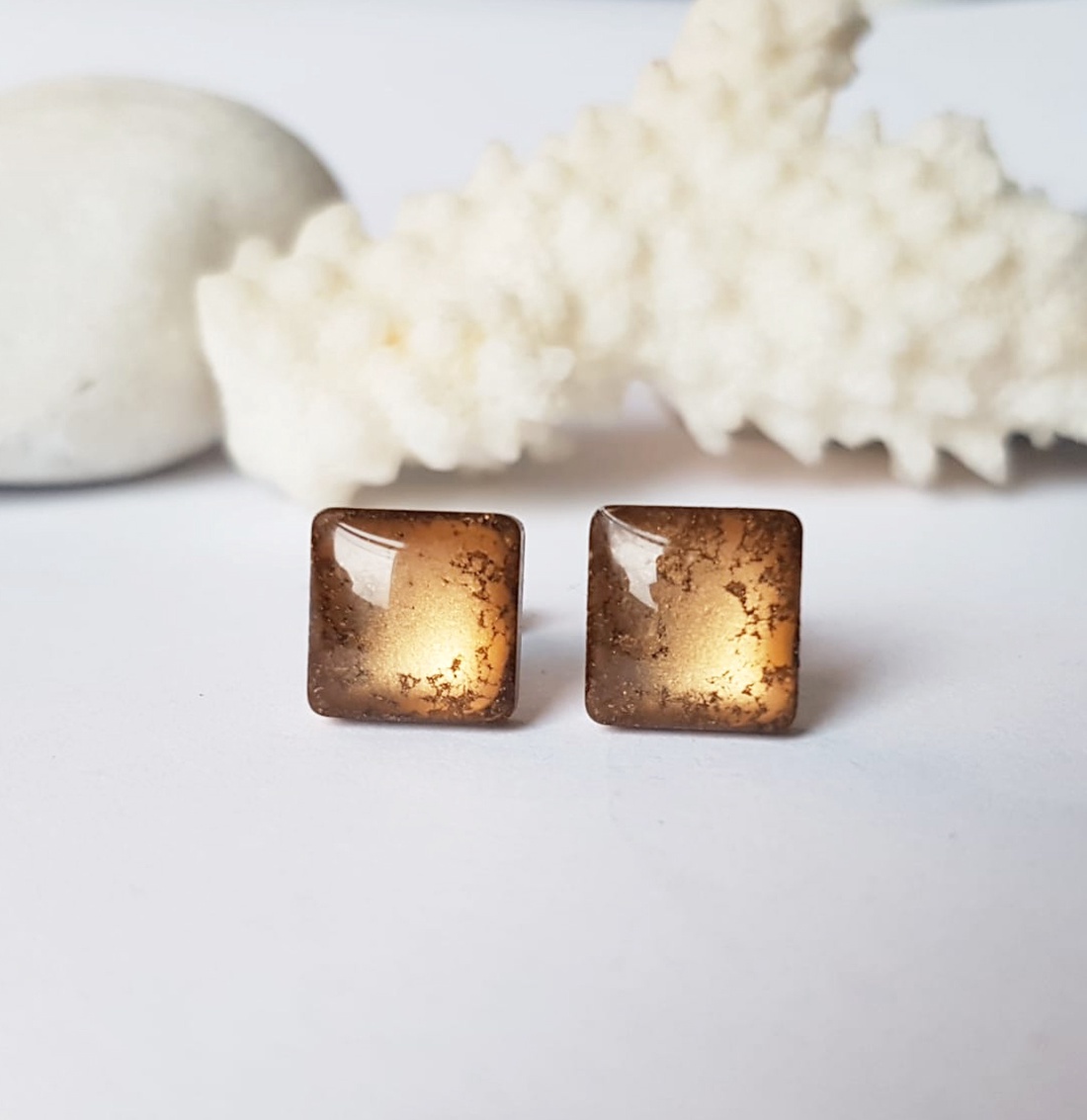 Cercei patrati din rasina cu pigmenti de culoarea cuprului - bijuterii - cercei - cercei din rășină - Artynos.ro