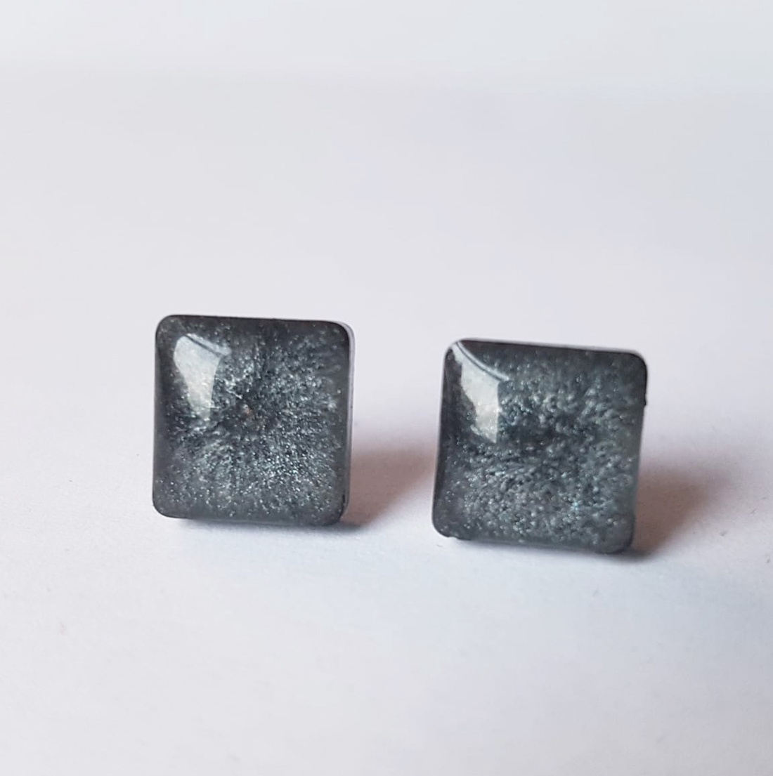 Cercei patrati din rasina cu pigmenti de culoare argintie - bijuterii - cercei - cercei din rășină - Artynos.ro