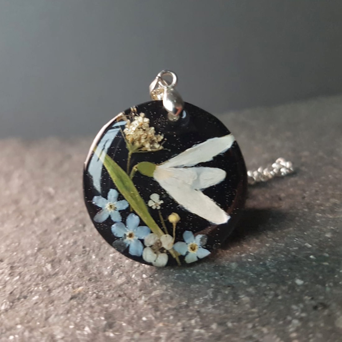 Colier unicat handmade Pandantiv flori naturale primavara Pandantiv ghiocel si albastre medalion botanic cadou Craciun - bijuterii - coliere - pandative - Artynos.ro