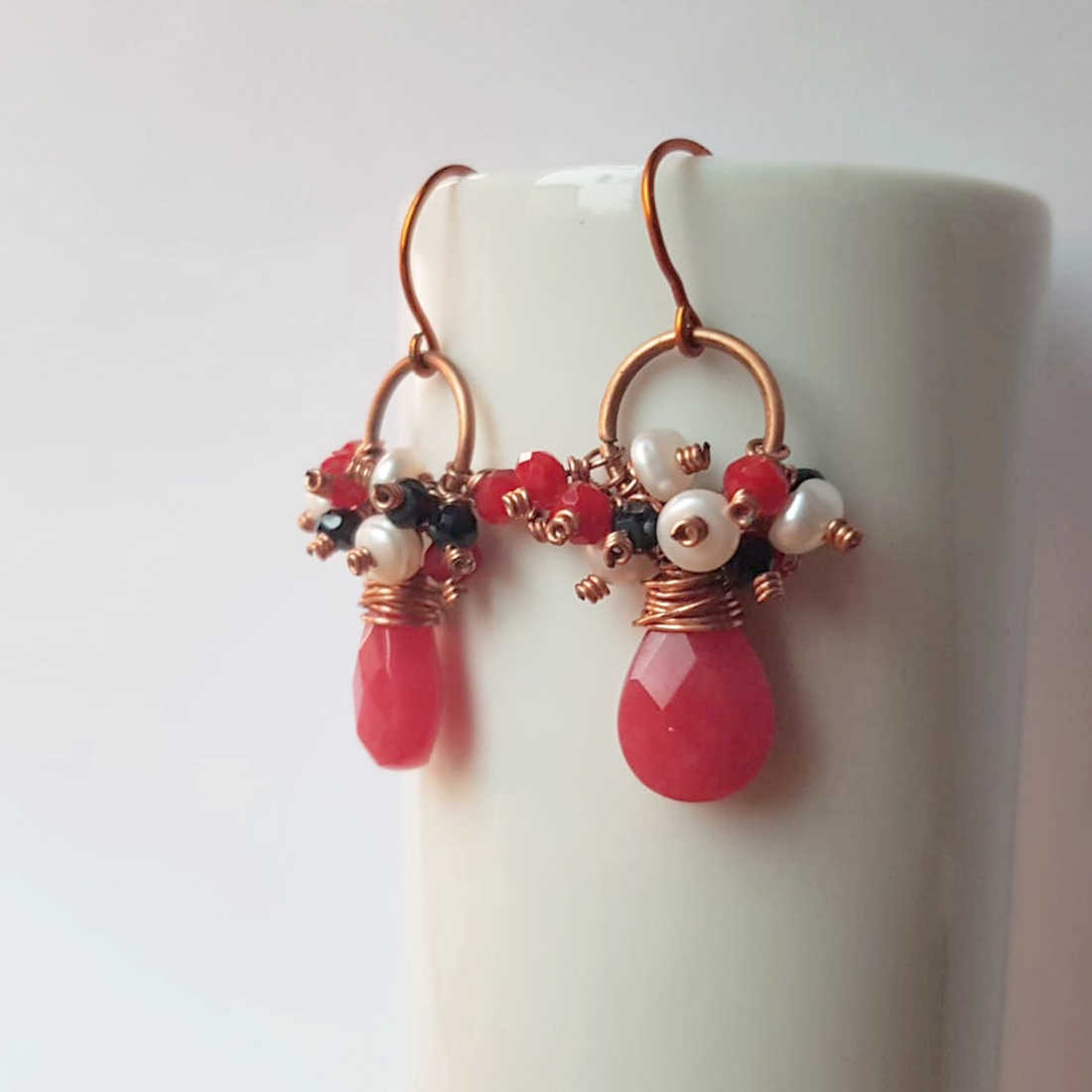 Cercei jad rosu cercei perle albe cercei vintage casual cercei artizanali handmade cadou martisor colega mama martie - bijuterii - cercei - cercei din pietre semiprețioase - Artynos.ro