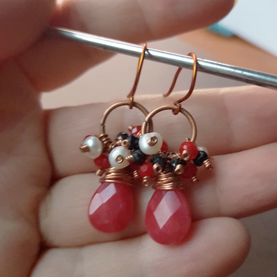 Cercei jad rosu cercei perle albe cercei vintage casual cercei artizanali handmade cadou martisor colega mama martie - bijuterii - cercei - cercei din pietre semiprețioase - Artynos.ro