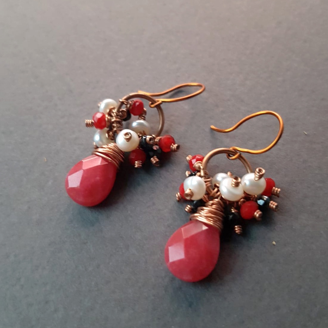 Cercei jad rosu cercei perle albe cercei vintage casual cercei artizanali handmade cadou martisor colega mama martie - bijuterii - cercei - cercei din pietre semiprețioase - Artynos.ro