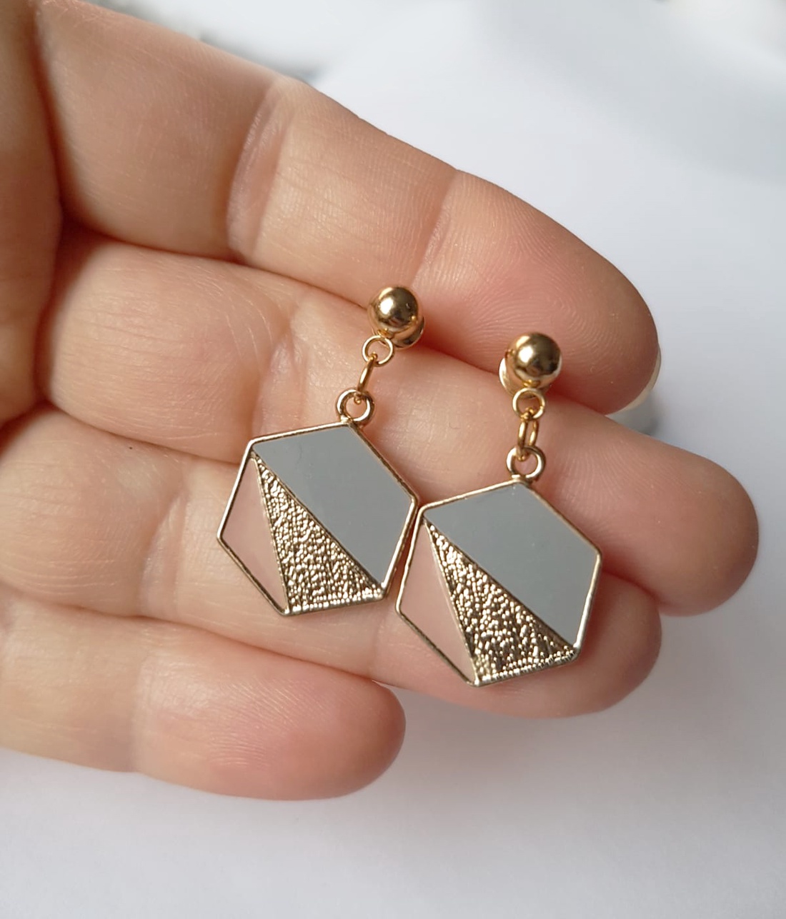 Cercei moderni geometrici cercei aurii hexagonali, cercei drop cercei atarnatori cu tija, bijuterie contemporana cadou  - bijuterii - cercei - cercei din rășină - Artynos.ro