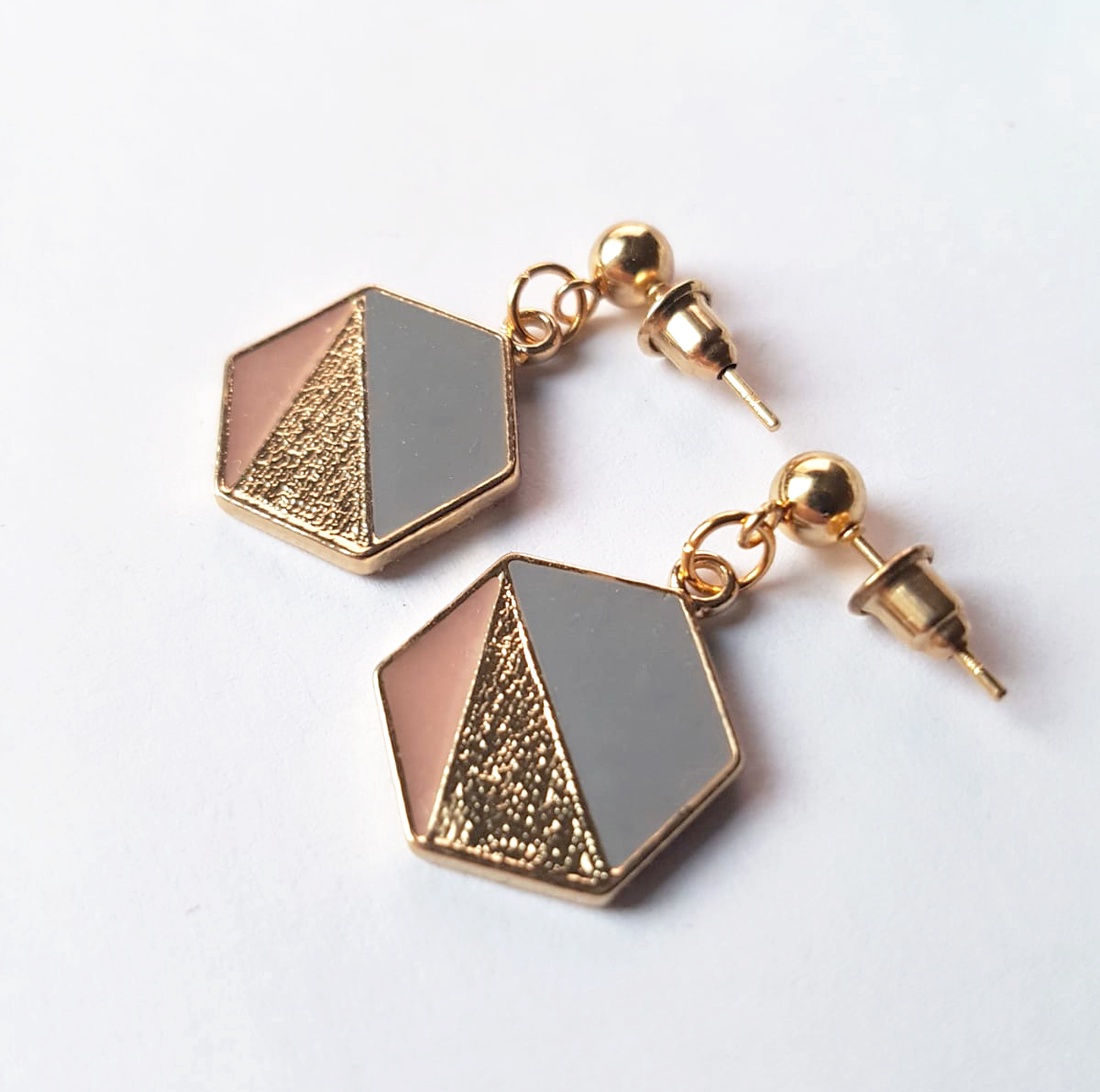 Cercei moderni geometrici cercei aurii hexagonali, cercei drop cercei atarnatori cu tija, bijuterie contemporana cadou  - bijuterii - cercei - cercei din rășină - Artynos.ro