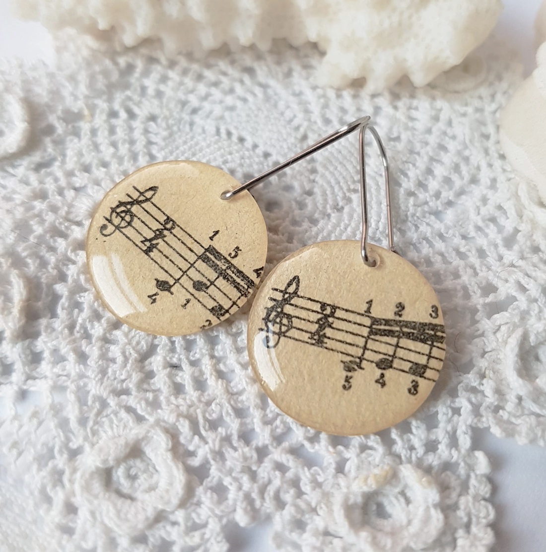 Cercei note muzicale, cercei partitura vintage, cadou iubitoare muzica, bijuterii muzica, cercei pianista cercei ovali - bijuterii - cercei - cercei din rășină - Artynos.ro