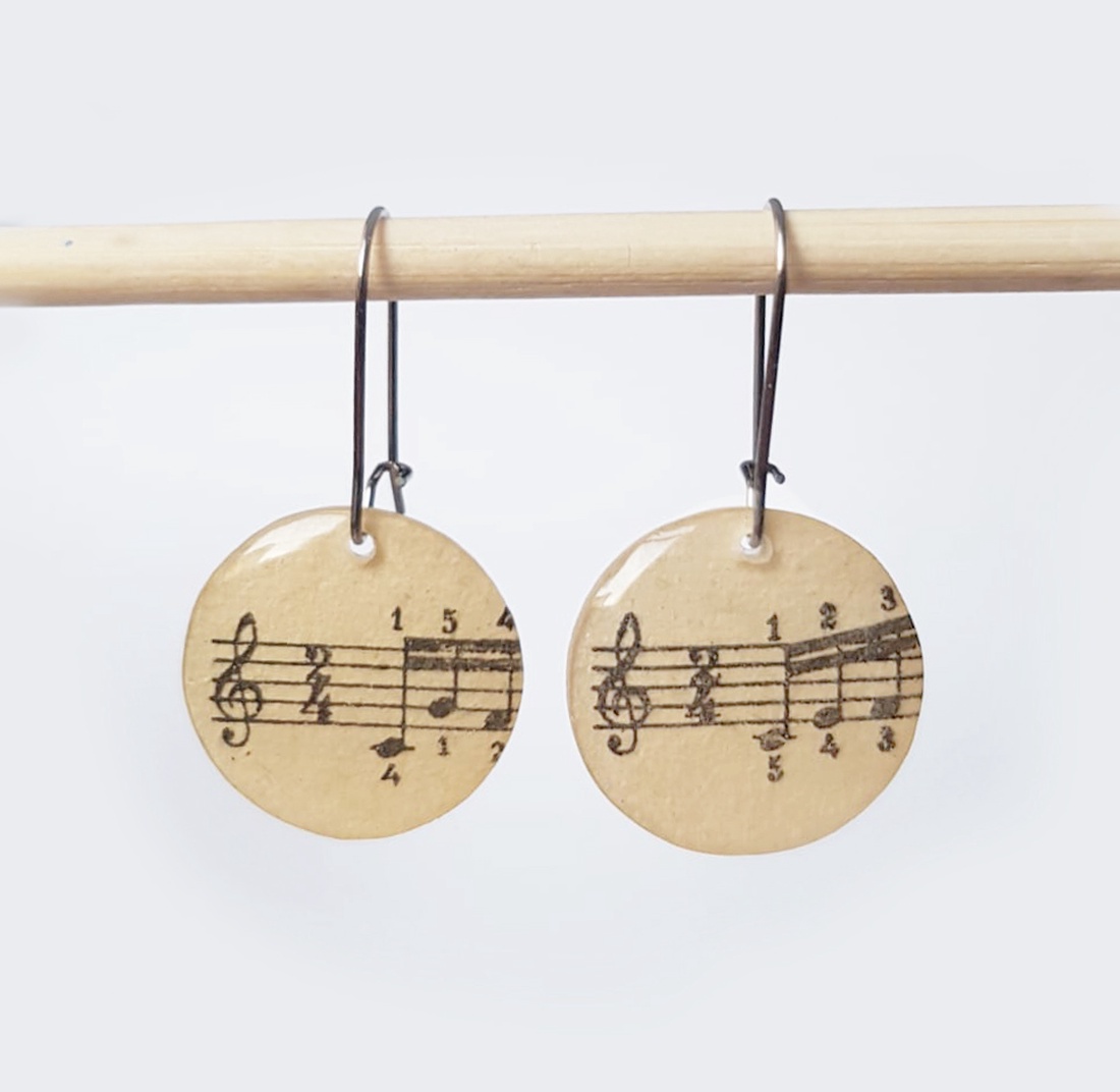 Cercei note muzicale, cercei partitura vintage, cadou iubitoare muzica, bijuterii muzica, cercei pianista cercei ovali - bijuterii - cercei - cercei din rășină - Artynos.ro