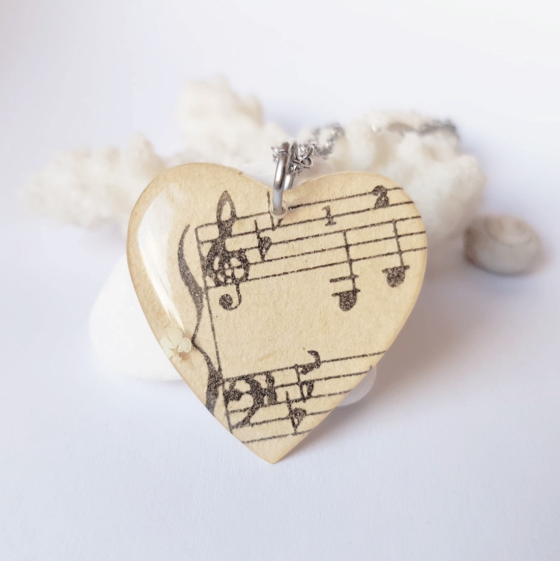 Pandantiv note muzicale, Pandantiv partitura vintage cadou iubitoare muzica bijuterii muzician Colier inima cadou eleva - bijuterii - coliere - pandative - Artynos.ro