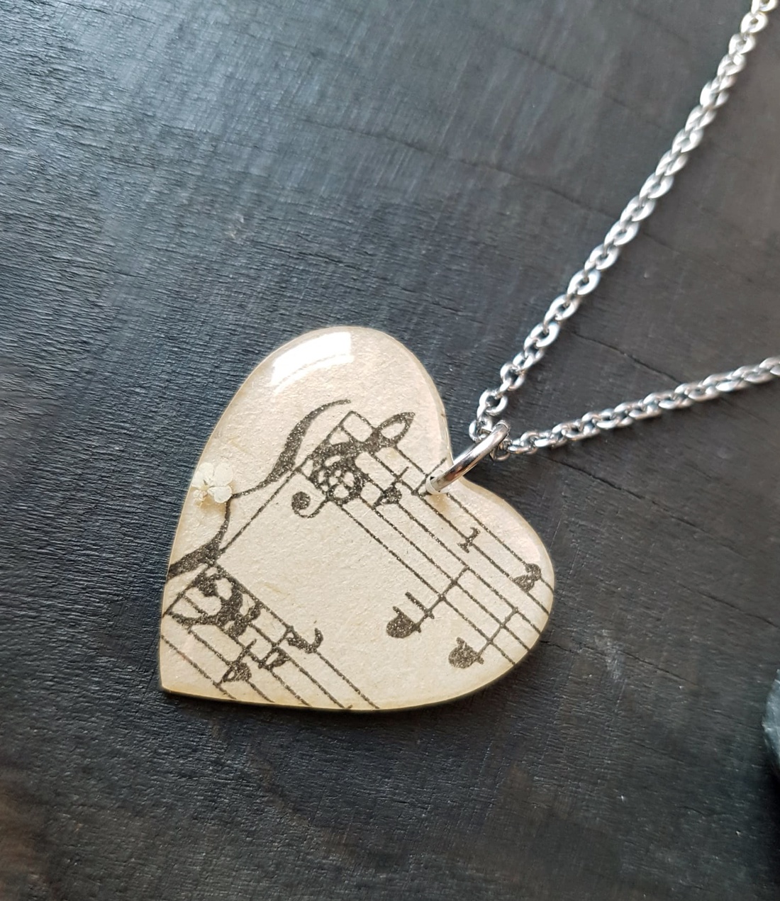 Pandantiv note muzicale, Pandantiv partitura vintage cadou iubitoare muzica bijuterii muzician Colier inima cadou eleva - bijuterii - coliere - pandative - Artynos.ro