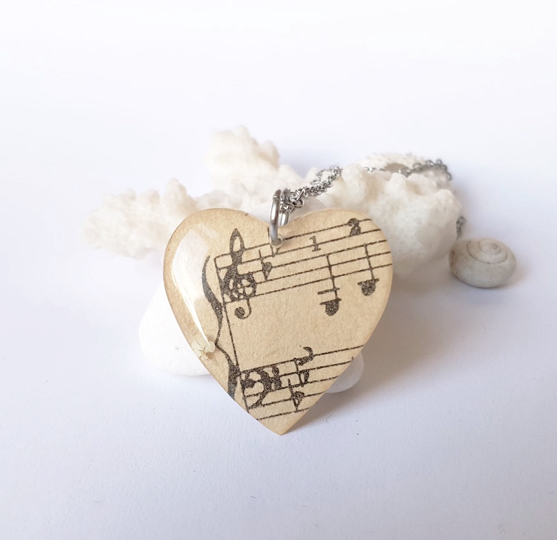 Pandantiv note muzicale, Pandantiv partitura vintage cadou iubitoare muzica bijuterii muzician Colier inima cadou eleva - bijuterii - coliere - pandative - Artynos.ro