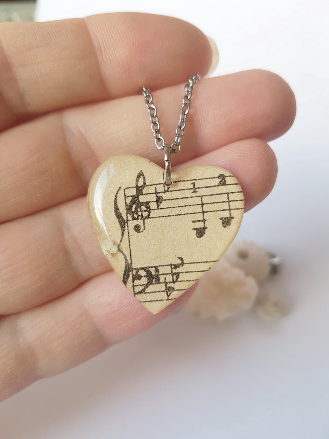 Pandantiv note muzicale, Pandantiv partitura vintage cadou iubitoare muzica bijuterii muzician Colier inima cadou eleva - bijuterii - coliere - pandative - Artynos.ro