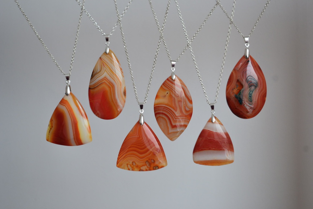 Pandantiv cu agata rosie dungata, pandantiv piatra semipretioasa Pandantiv Agata rosie Naturala cadou ziua femeii mamei - bijuterii - coliere - coliere din pietre semiprețioase - Artynos.ro