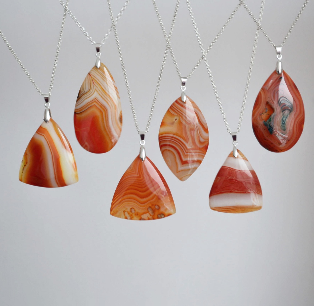 Pandantiv cu agata rosie dungata, pandantiv piatra semipretioasa Pandantiv Agata rosie Naturala cadou ziua femeii mamei - bijuterii - coliere - coliere din pietre semiprețioase - Artynos.ro