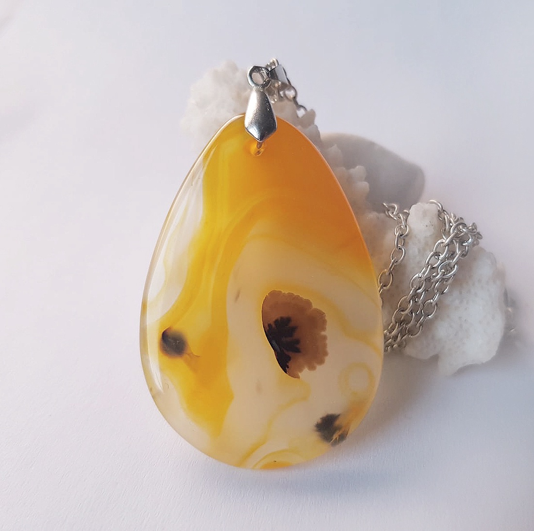 Pandantiv cu agata galbena, pandantiv piatra semipretioasa Pandantiv Agata bumblebee Naturala cadou ziua femeii mamei - bijuterii - coliere - coliere din pietre semiprețioase - Artynos.ro
