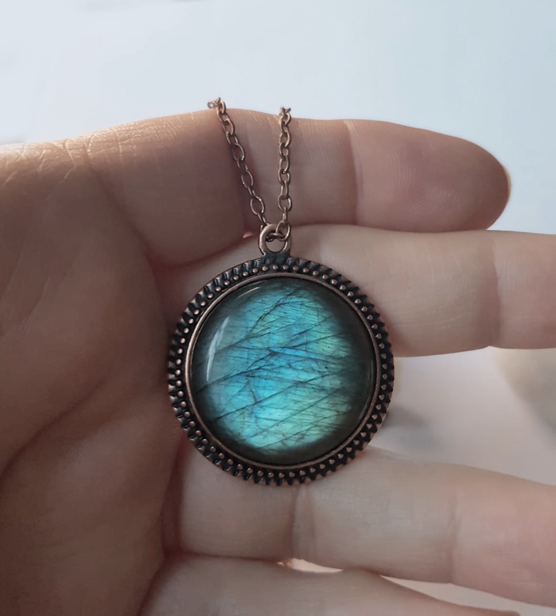 Pandantiv din labradorit colier labradorit rotund pandantiv piatra semipretioasa pandantiv cristal natural cadou iubita - bijuterii - coliere - coliere din pietre semiprețioase - Artynos.ro