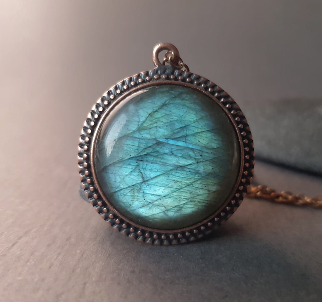 Pandantiv din labradorit colier labradorit rotund pandantiv piatra semipretioasa pandantiv cristal natural cadou iubita - bijuterii - coliere - coliere din pietre semiprețioase - Artynos.ro