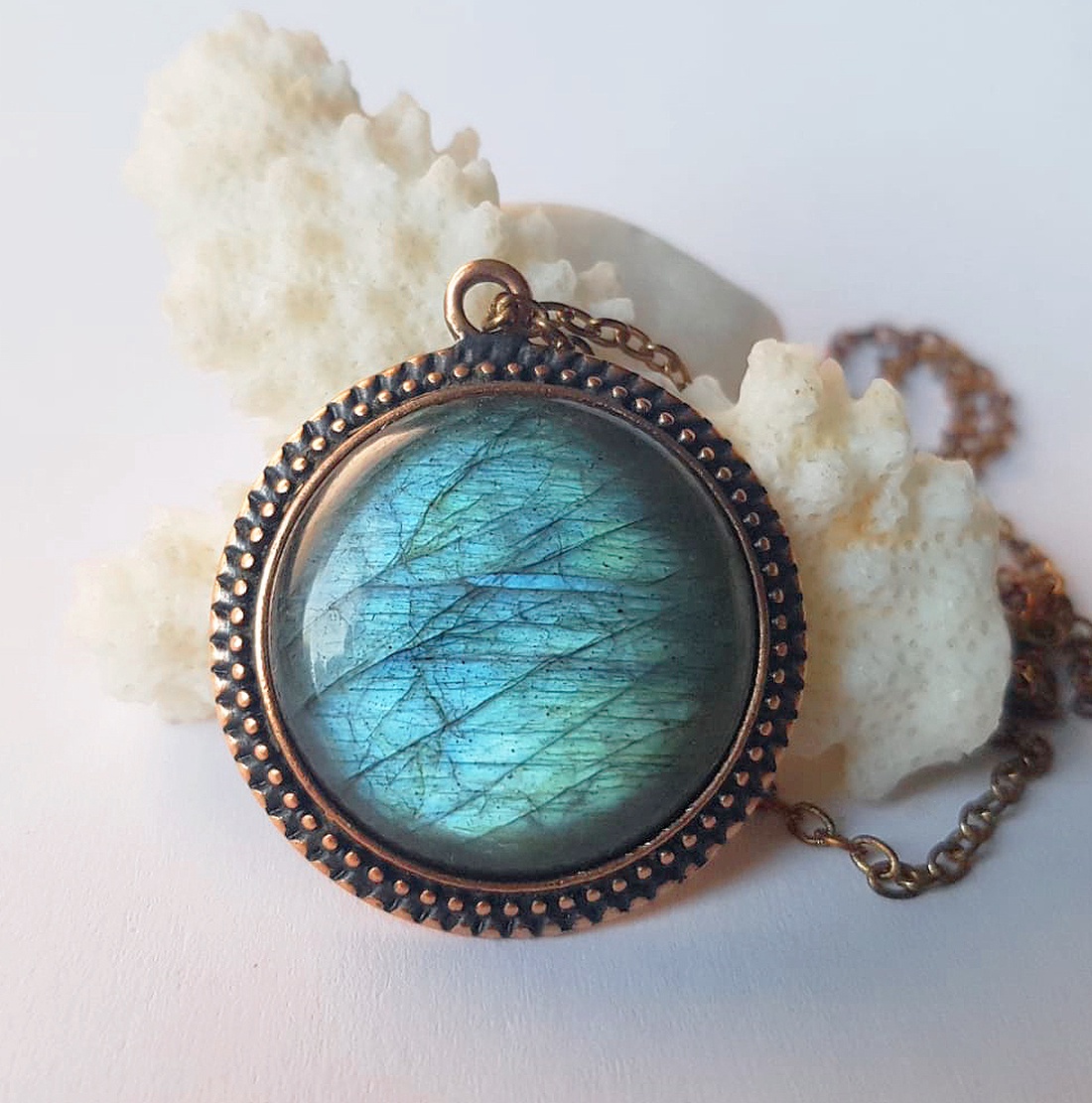 Pandantiv din labradorit colier labradorit rotund pandantiv piatra semipretioasa pandantiv cristal natural cadou iubita - bijuterii - coliere - coliere din pietre semiprețioase - Artynos.ro