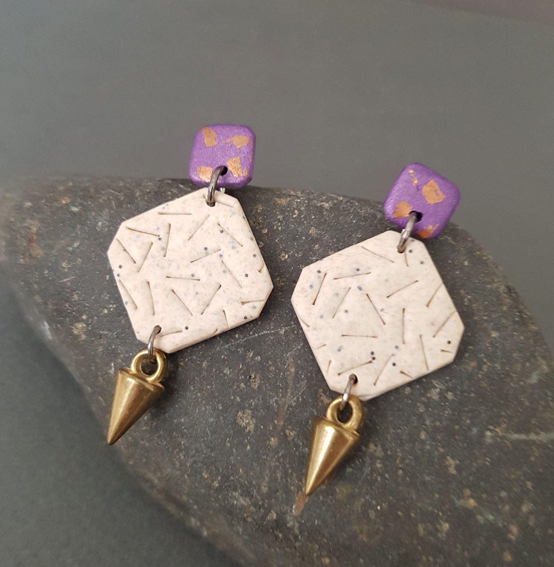 Cercei moderni cu tija cercei contemporani Cercei atarnatori bej violet cercei fimo cadou bijuterie contemporana - bijuterii - cercei - cercei lungi - Artynos.ro