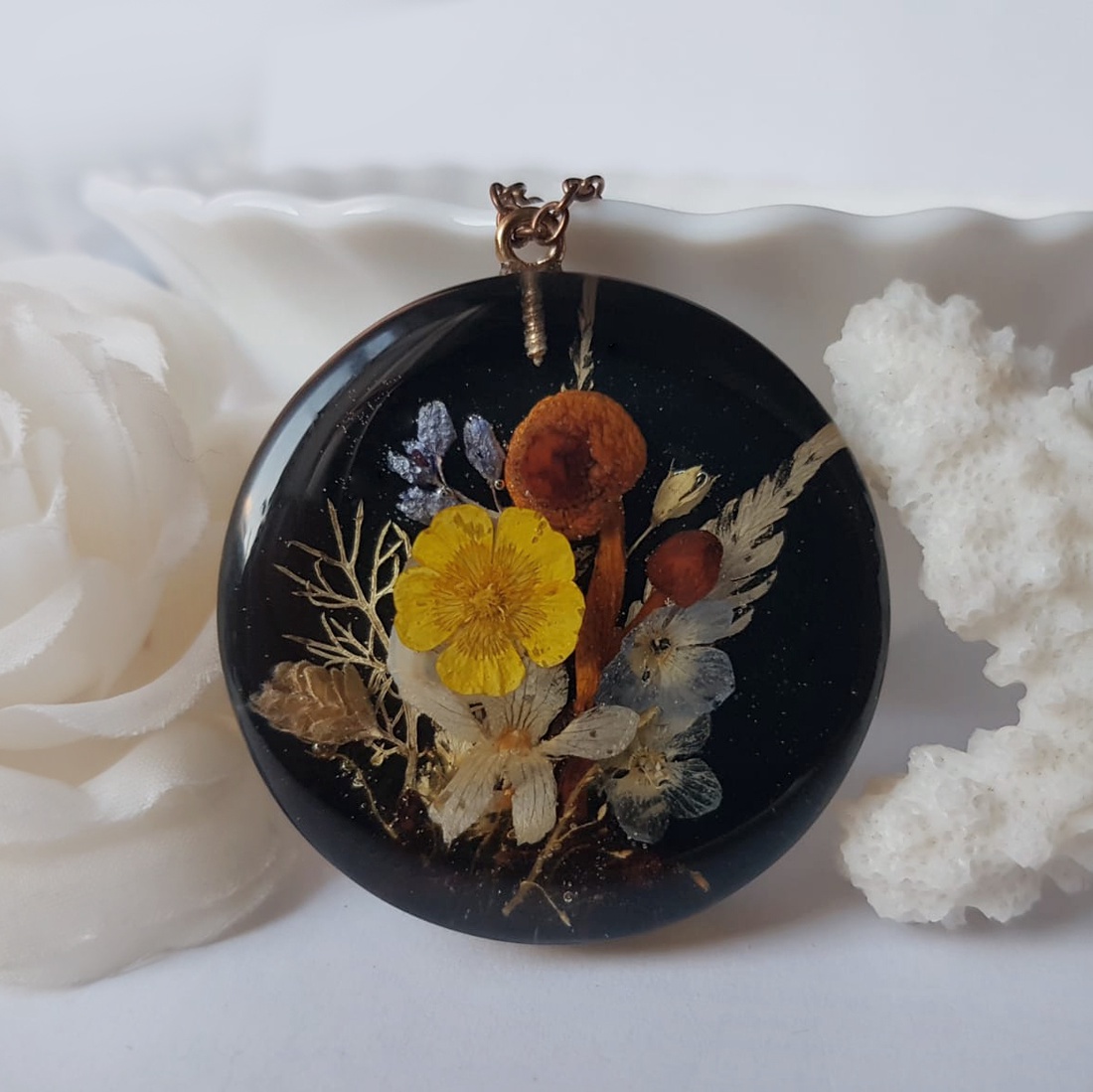Colier flori handmade Pandantiv unicat din rasina flori naturale buchet flori colier flori presat cadou femeie iubita - bijuterii - coliere - pandative - Artynos.ro