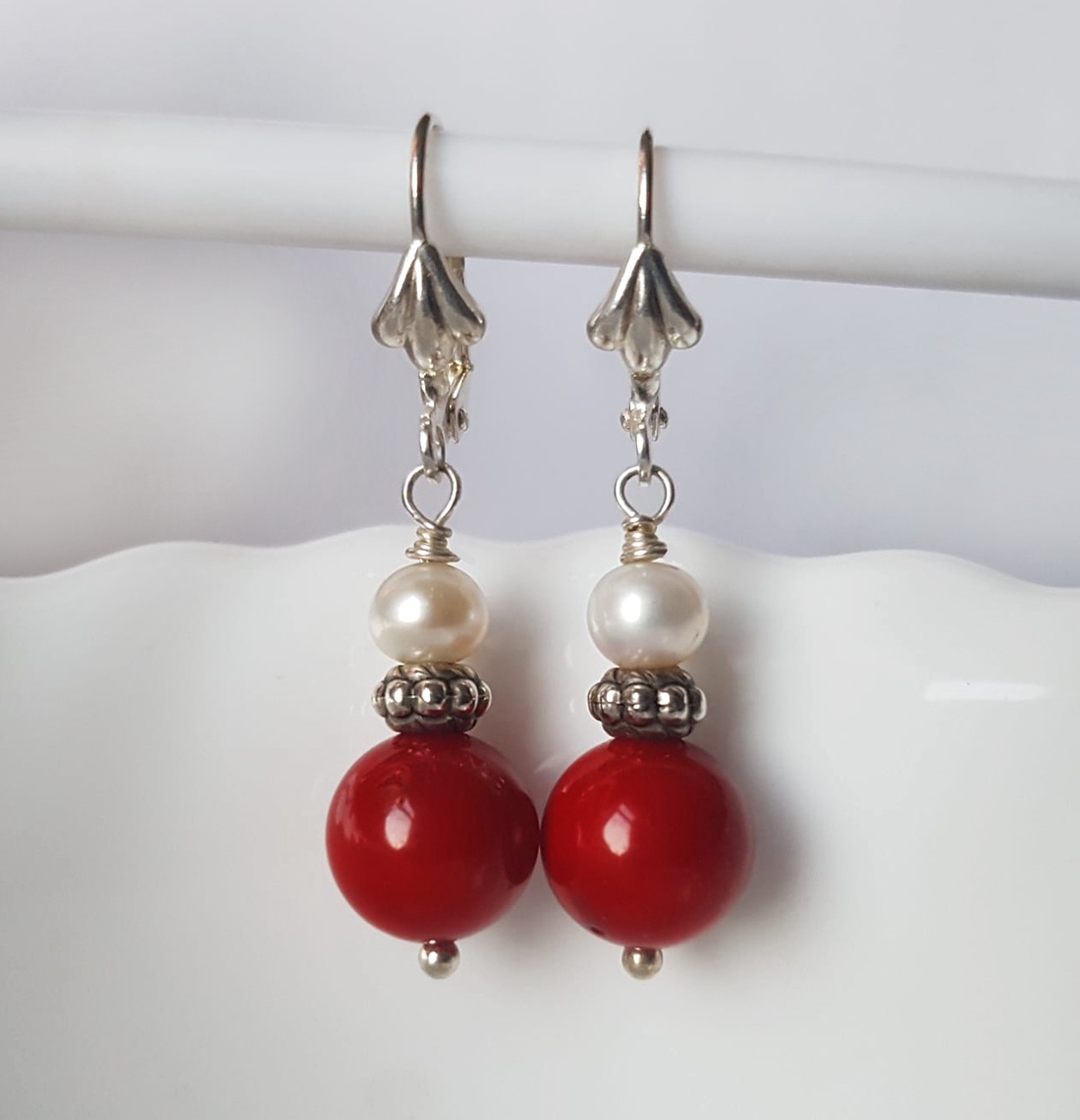 Cercei eleganti Cercei coral rosu cercei perle albe cercei argintii filigran cercei atarnatori ocazie nunta stil rafinat - bijuterii - cercei - cercei din pietre semiprețioase - Artynos.ro