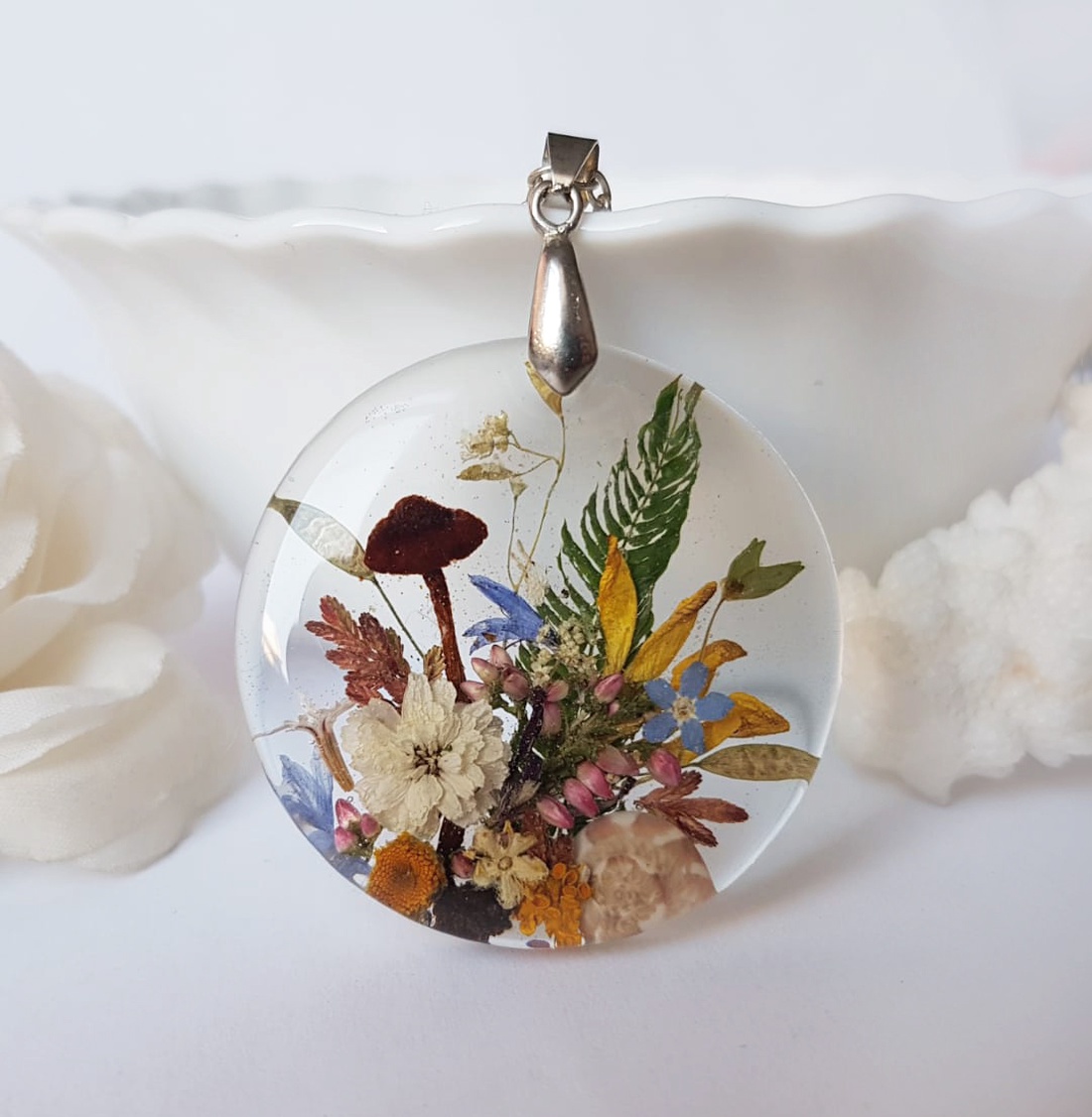Colier flori handmade Pandantiv unicat din rasina flori naturale buchet flori colier flori presat cadou femeie iubita - bijuterii - coliere - pandative - Artynos.ro