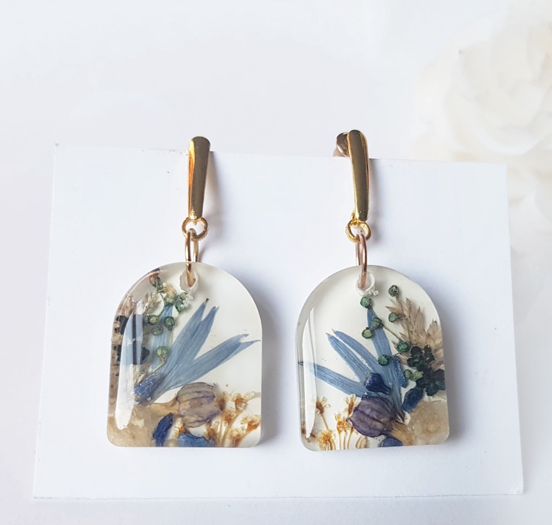 Cercei lungi cu flori albastre naturale cercei din rasina cercei moderni cercei cu albastrele cercei hippie  - bijuterii - cercei - cercei din rășină - Artynos.ro