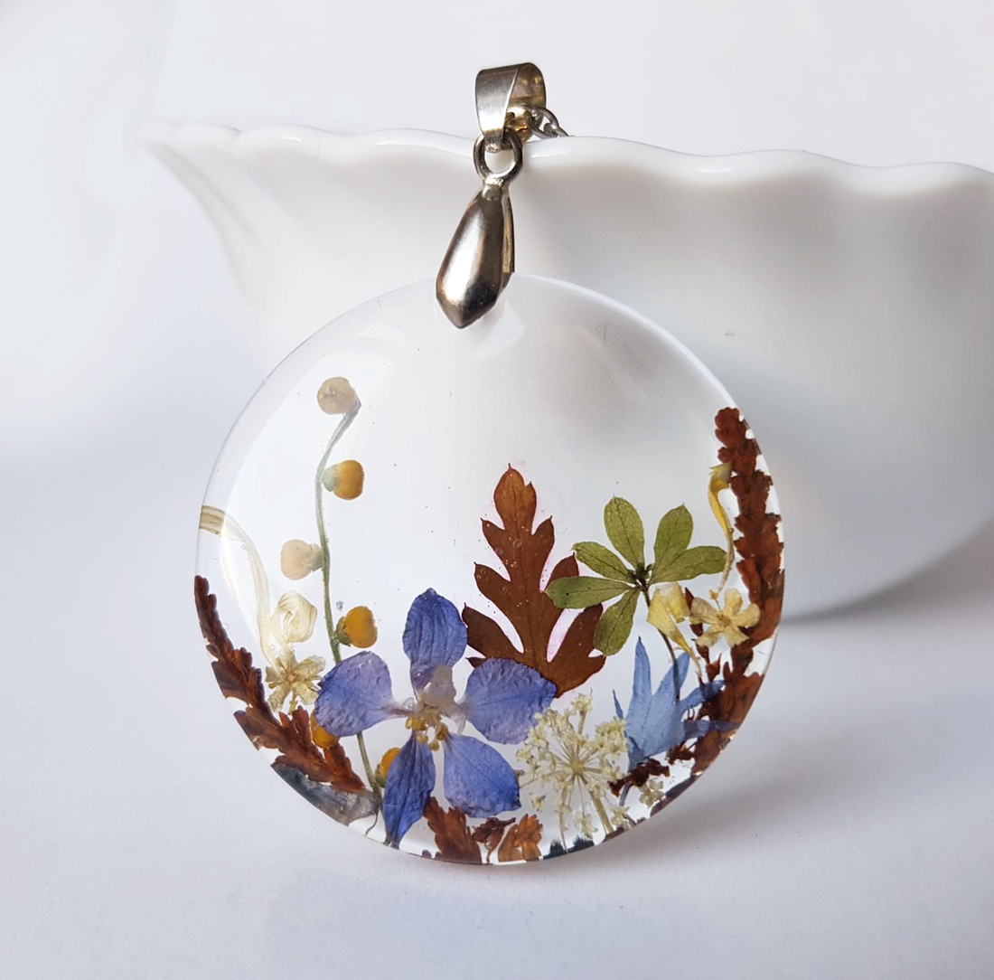 Colier flori handmade Pandantiv unicat din rasina flori naturale buchet flori colier flori presat cadou femeie iubita - bijuterii - coliere - pandative - Artynos.ro