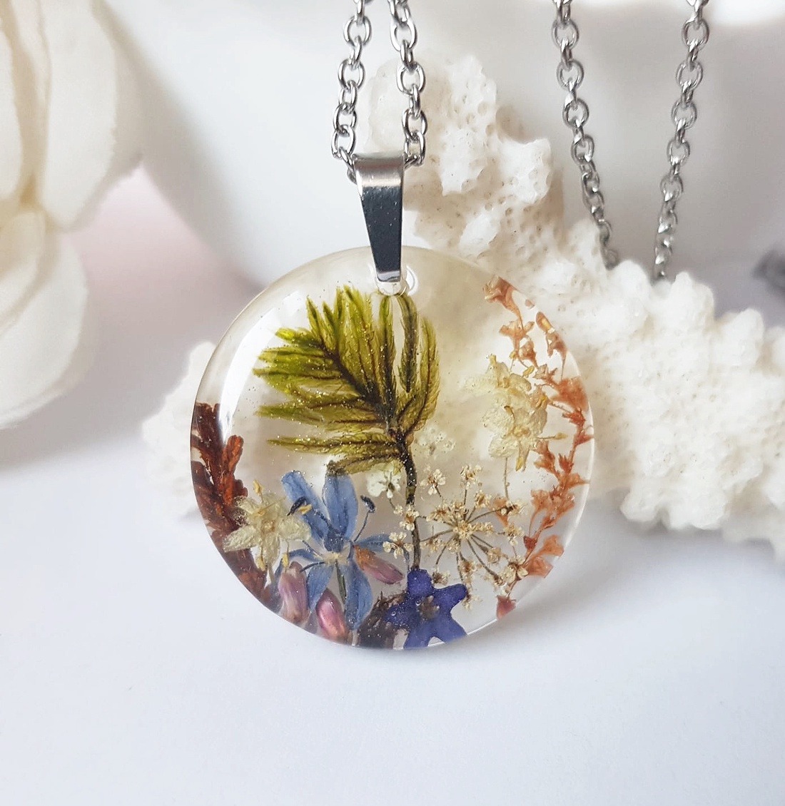 Colier flori handmade Pandantiv unicat din rasina flori naturale buchet flori colier flori presat cadou femeie iubita - bijuterii - coliere - pandative - Artynos.ro