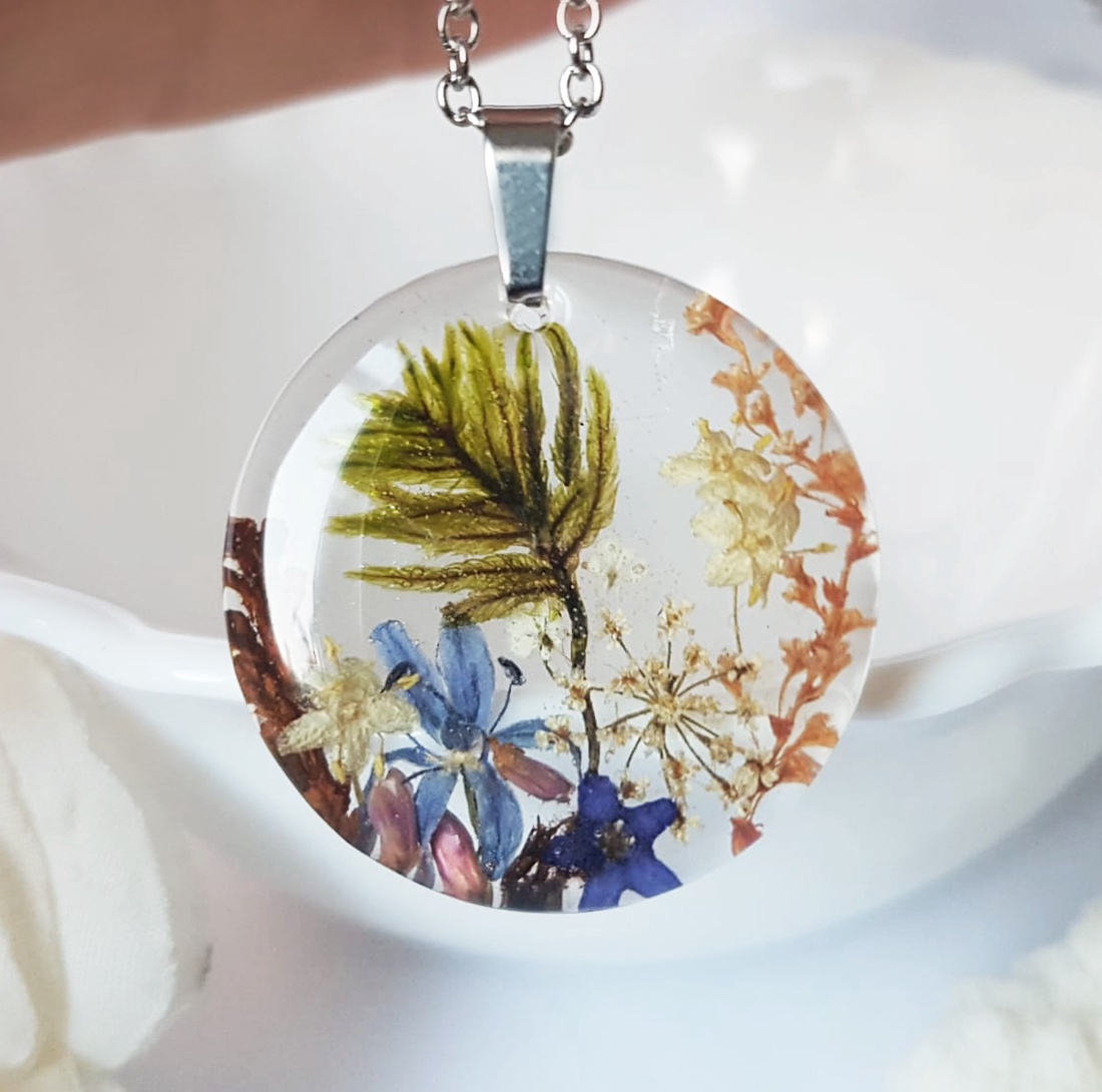 Colier flori handmade Pandantiv unicat din rasina flori naturale buchet flori colier flori presat cadou femeie iubita - bijuterii - coliere - pandative - Artynos.ro