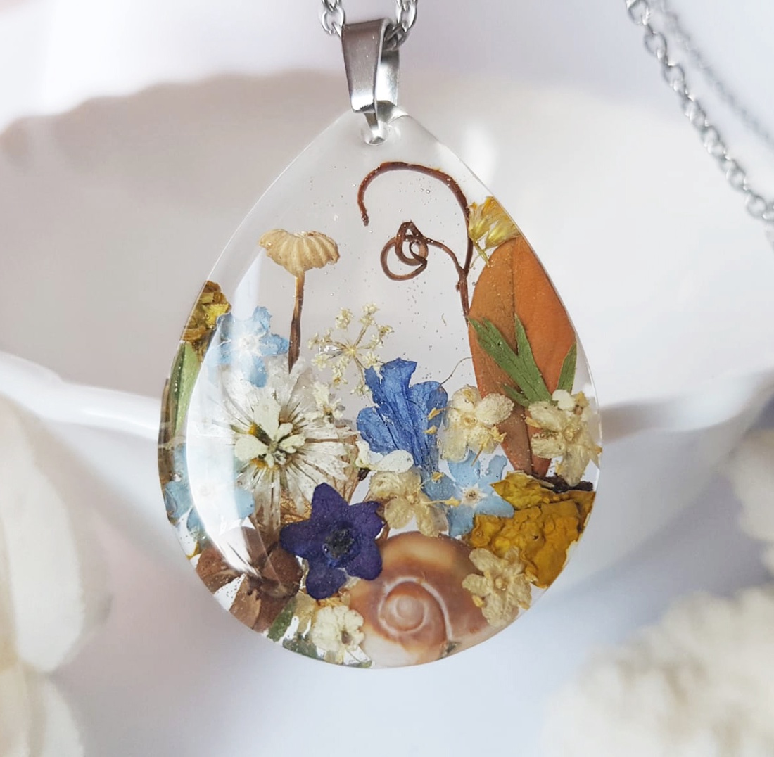 Cadou martisor ziua femeii martie Colier flori handmade Pandantiv unicat din rasina flori naturale buchet femeie iubita - bijuterii - coliere - pandative - Artynos.ro