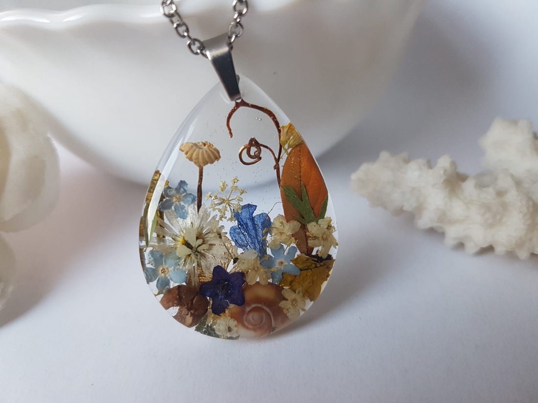 Cadou martisor ziua femeii martie Colier flori handmade Pandantiv unicat din rasina flori naturale buchet femeie iubita - bijuterii - coliere - pandative - Artynos.ro