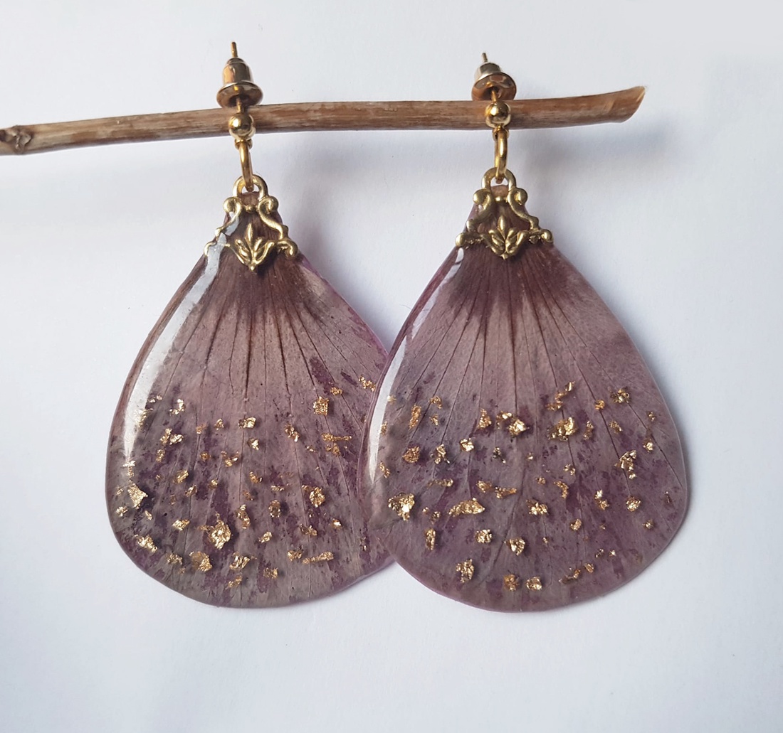 Cercei lungi cu petale de flori naturale cercei din rasina cercei moderni cercei cu flori violete cercei hippie  - bijuterii - cercei - cercei din rășină - Artynos.ro