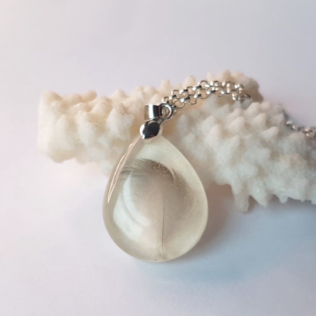 Pandantiv pana Pandantiv lacrima alba Pandantiv unicat rasina Pandantiv pasare cadou ziua mamei femeii martisor Martie  - bijuterii - coliere - pandative - Artynos.ro