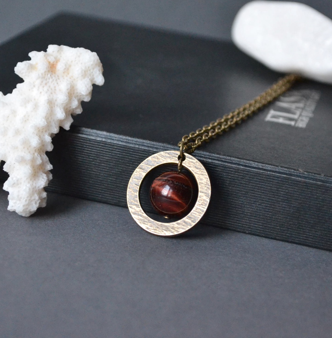 Cadou pentru barbati Pandantiv ochi de tigru pandantiv unicat bijuterie minimalista pandantiv barbati piatra naturala  - bijuterii - coliere - pandative - Artynos.ro