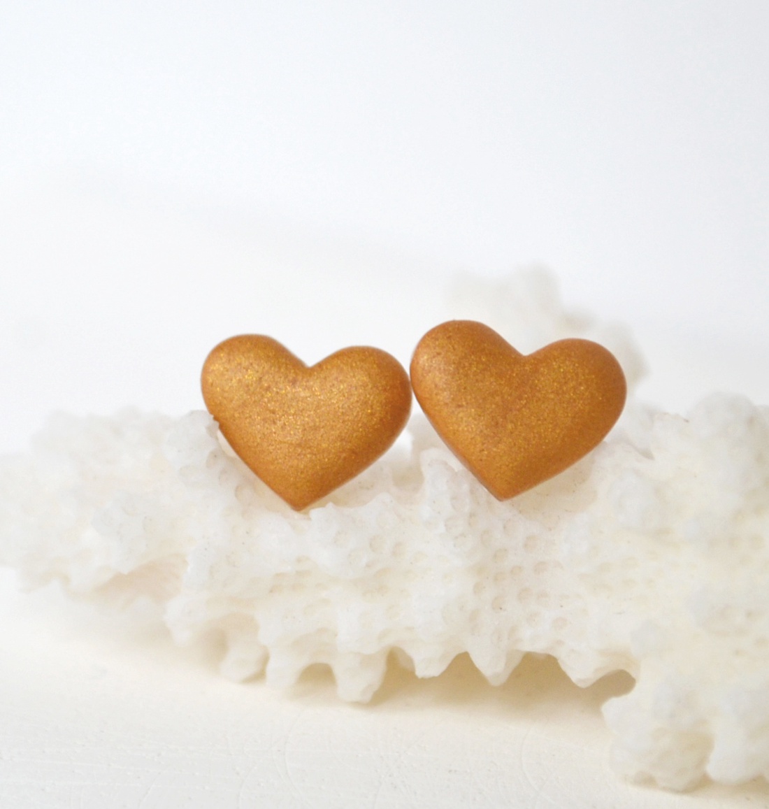 Cercei surub aurii Cercei inimi fimo, cercei posturi cercei cu tija cercei clipsuri cercei minimali, cadou femeie - bijuterii - cercei - cercei cu figurine - Artynos.ro