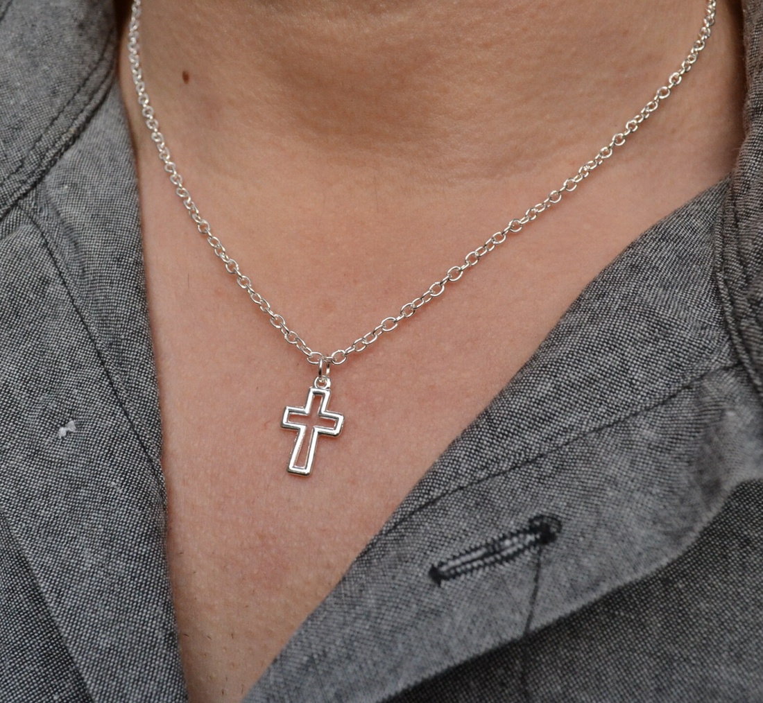 Colier cu cruce argintata bijuterie religioasa cadou religios cadou iubit medalion cruce - bijuterii - coliere - pandative - Artynos.ro